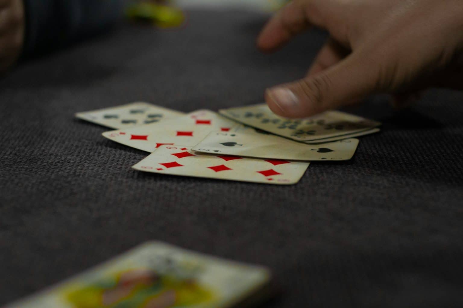 Localising Card Games